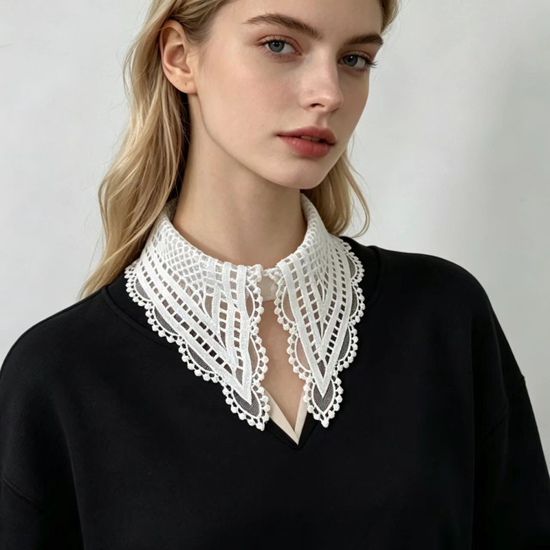 Lady White Ruffled False Colla - Embroidery recension och pris