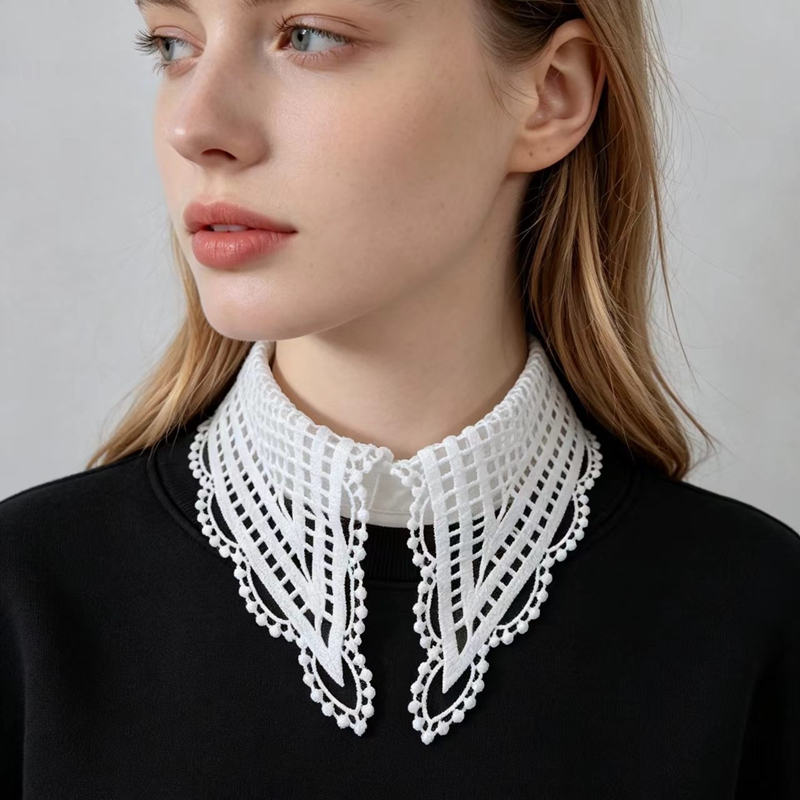 Lady White Ruffled False Colla - Embroidery recension och pris